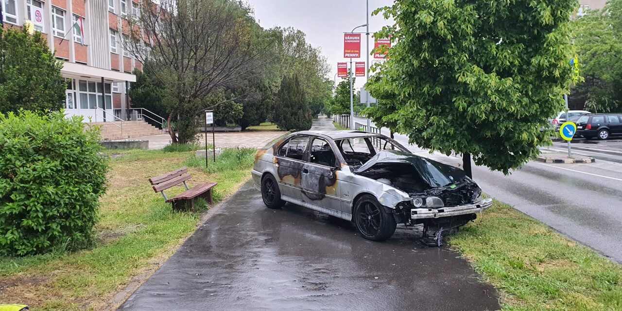 Elképesztő látvány a főváros 18. kerületében: „kidobtak” egy használt, szinte teljesen kiégett autót az illegális szemétlerakók