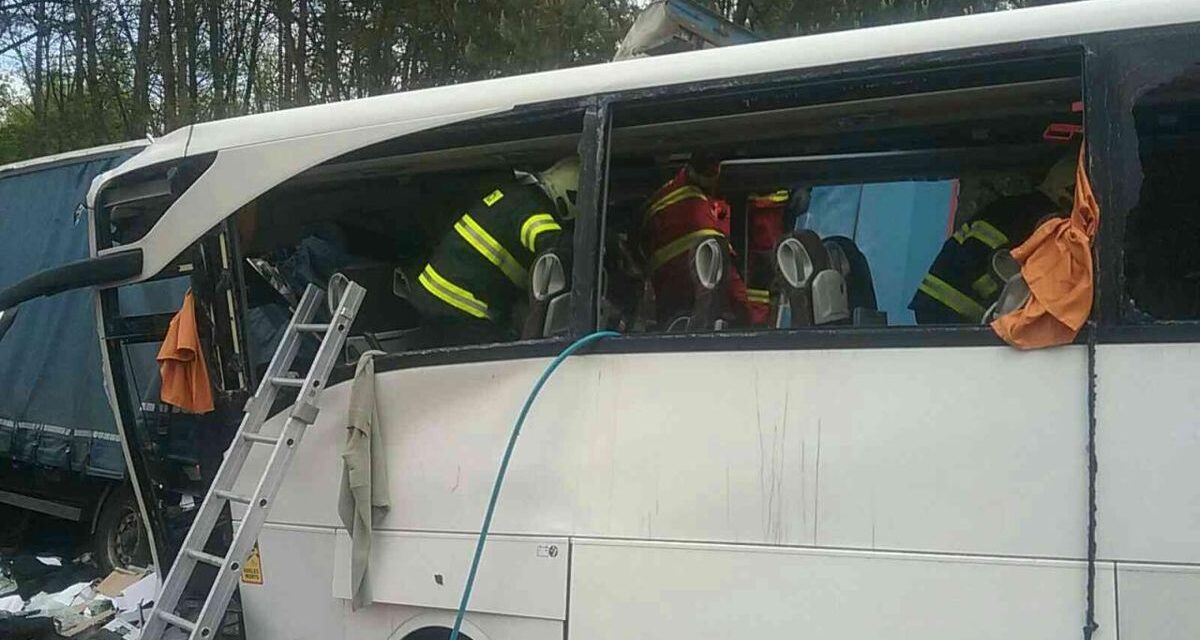 Az ablakokon mentették ki a szlovákiai tragikus buszbaleset sérültjeit, a források szerint egy 56 éves férfi az áldozat