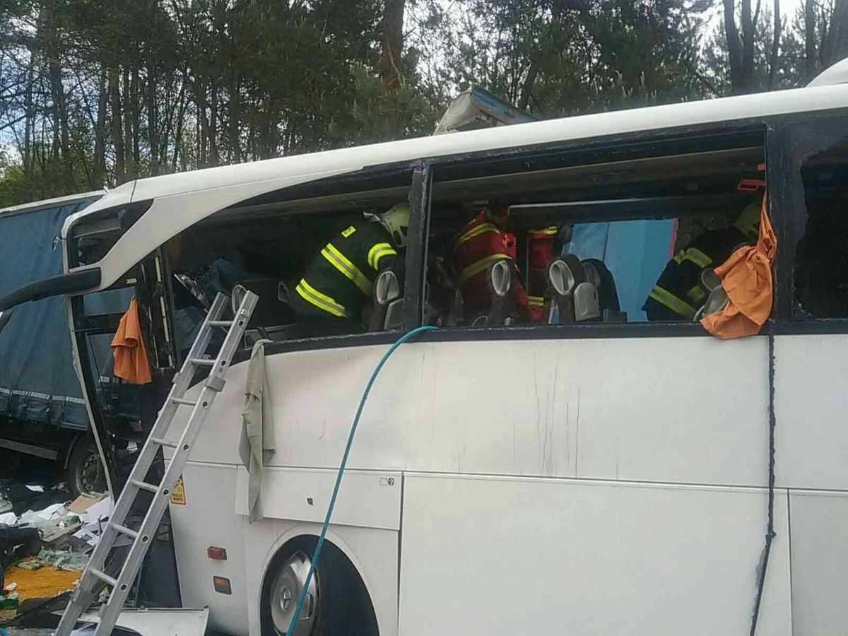 Az ablakokon mentették ki a szlovákiai tragikus buszbaleset sérültjeit, a források szerint egy 56 éves férfi az áldozat
