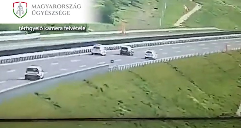 Autós üldözés az M30-as autópályán: még a csomagtartóban is ültek a száguldó kocsiban, nem lett jó vége – videó