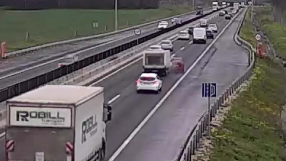 Durva videó készült arról, hogy egy furgon kilöki az előtte haladót az útról az M2-esen
