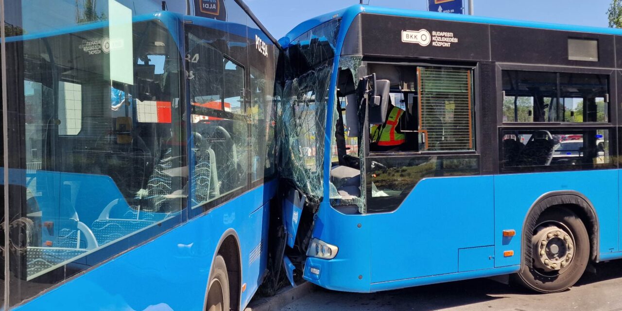 Gigászok csatája a főváros 15. kerületében: csuklósbuszok ütköztek, a kamionmentő tudta csak szétválasztani a két Mercedest