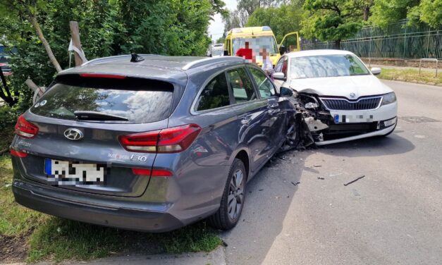 Rosszul lett a sofőr, hirtelen sávot váltott és belerohant egy Skodába a a budapesti Népfürdő utcában – sietve vitték kórházba az autó vezetőjét