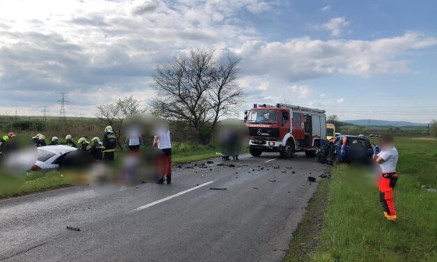 Szörnyű tragédia: ketten meghaltak, egy kismamáért pedig mentőhelikopter érkezett a frontális ütközés után