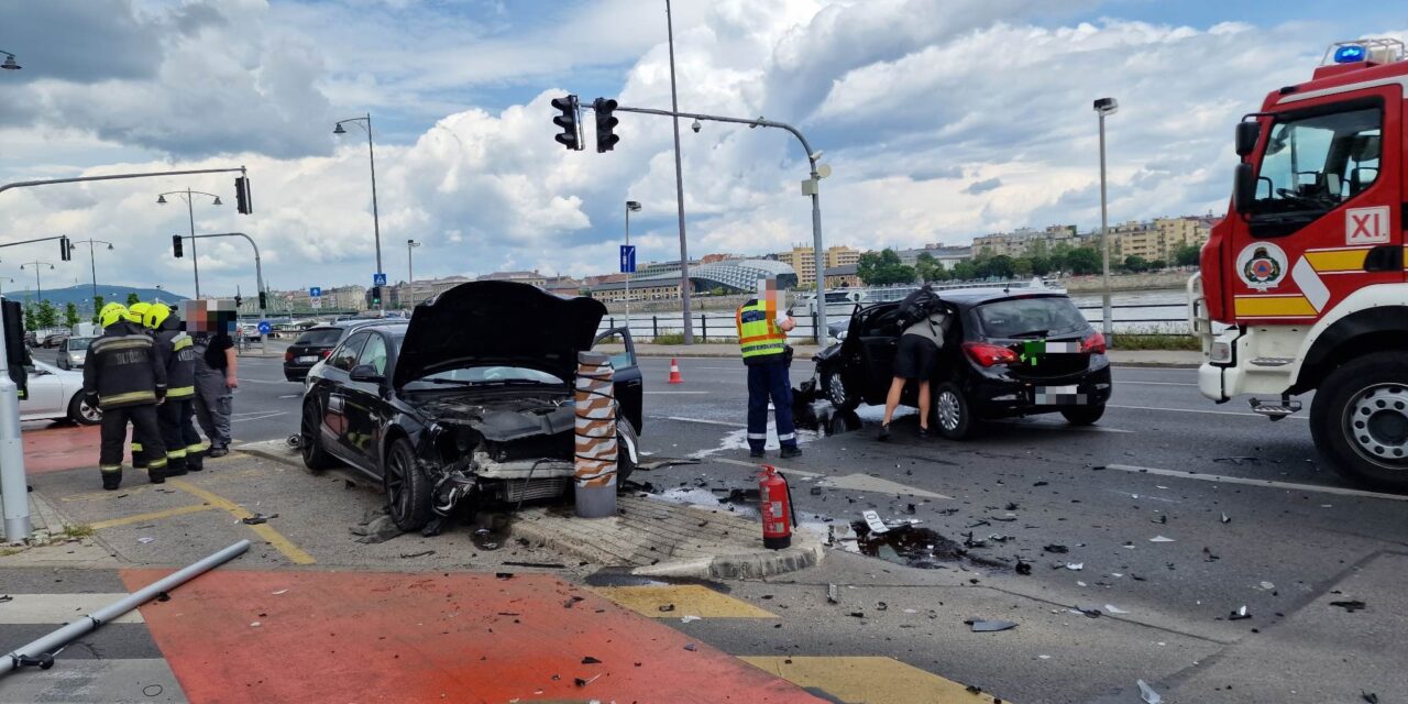 Kibabrált a telezöld az Audi és az Opel sofőrjén a fővárosi Petőfi hídnál, nagy erejű ütközés és súlyos sérülés lett a vége