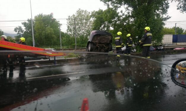 Újabb durva baleset a fővárosi Szentendrei úton – belefúródott a BMW a szalagkorlátba, az arra autózók szerint véget kellene vetni a száguldásnak és a versenyzésnek