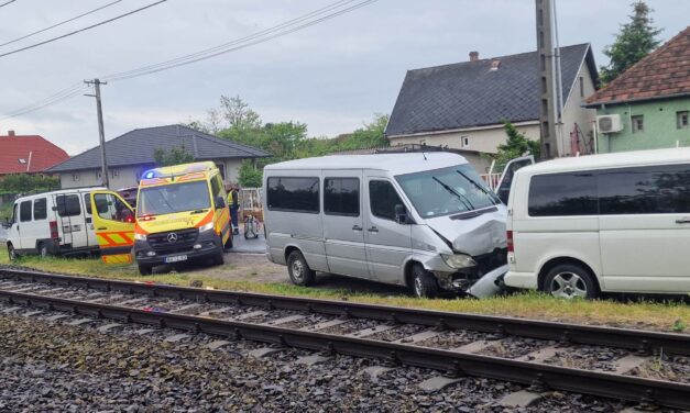 Újra kellett éleszteni egy furgon sofőrjét Szigethalmon – fékezés nélkül rohant bele egy Volkswagenbe, egy BMW is bánta az ütközést