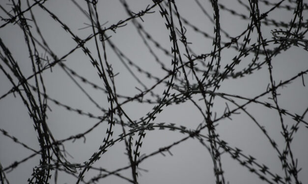 Lázonganak a magyar rabok, amiért kiengedik a külföldi embercsempészeket