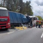Tragédia az utakon – autóra dőlt egy kamion, hiába próbálták újraéleszteni, egy férfi életét vesztette a balesetben