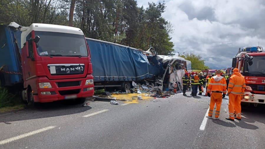 Tragédia az utakon – autóra dőlt egy kamion, hiába próbálták újraéleszteni, egy férfi életét vesztette a balesetben