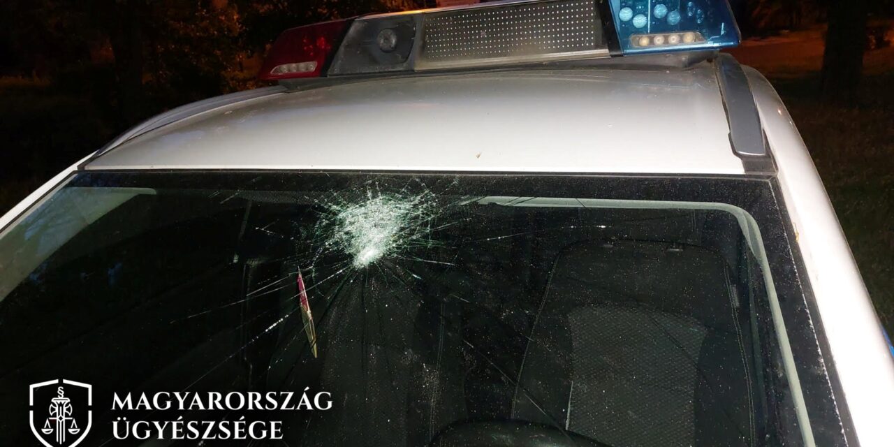 Kövekkel támadt az intézkedő zsarukra ez a férfi Pest megyében: még a rendőrautó szélvédőjét is betörte – fotó