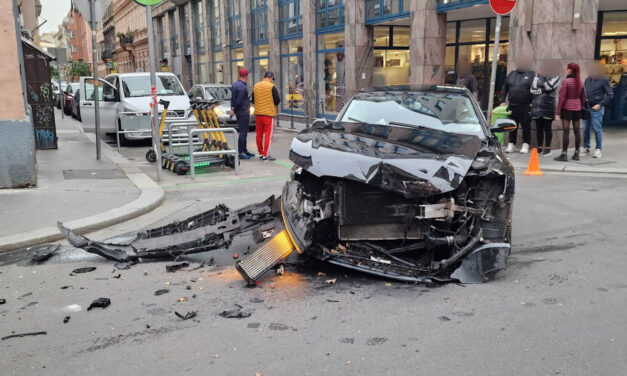 Alaposan összetörte autóját a lengyel nagykövet, miután egy trolibusszal ütközött Budapest belvárosában