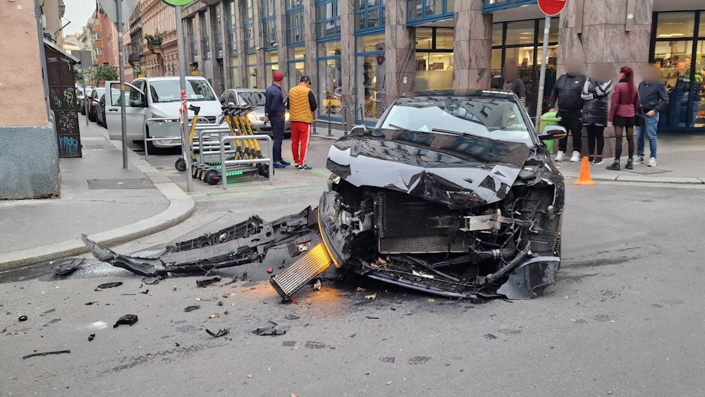 Alaposan összetörte autóját a lengyel nagykövet, miután egy trolibusszal ütközött Budapest belvárosában