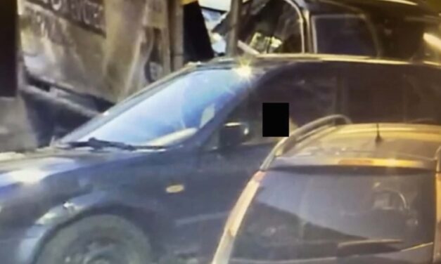 Utassal együtt nyúlták le a járó motorral hagyott Mazdát a fiatal suhancok Budapesten: egy parkoló autónak is nekihajtottak