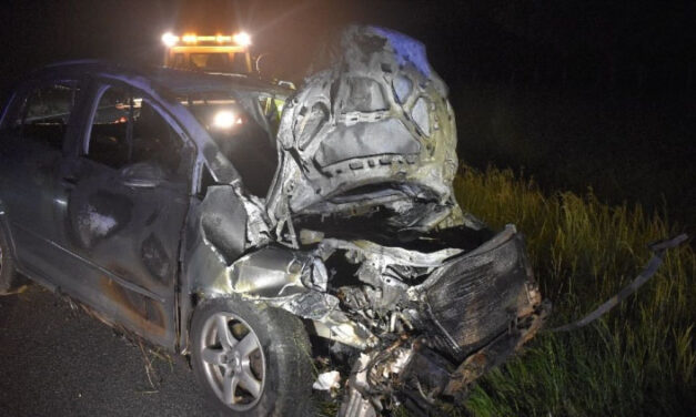 Rettenetes baleset az M1-es autópályán: karambol után árokba csapódott, majd kiégett egy autó