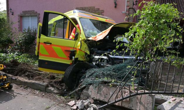 Nem adott elsőbbséget a BMW-s a szirénázó mentőautónak, összeütköztek, a mentő egy ház kertjébe csapódott