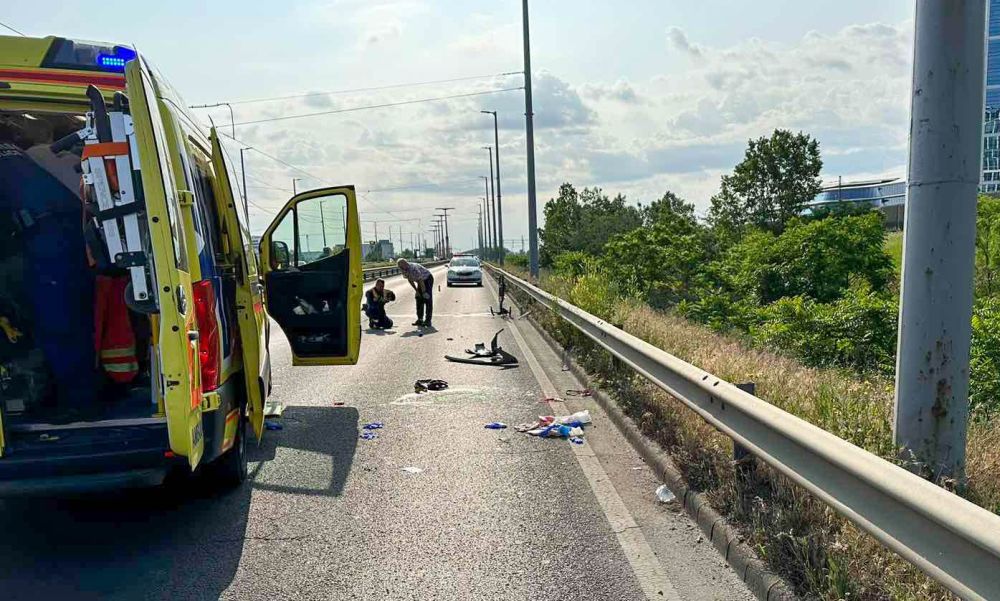 Borzalmas kerékpáros baleset a Rákóczi hídon: egy kátyút próbált kikerülni a biciklis, az autó sofőrje már nem tudott reagálni – HELYSZÍNI FOTÓK