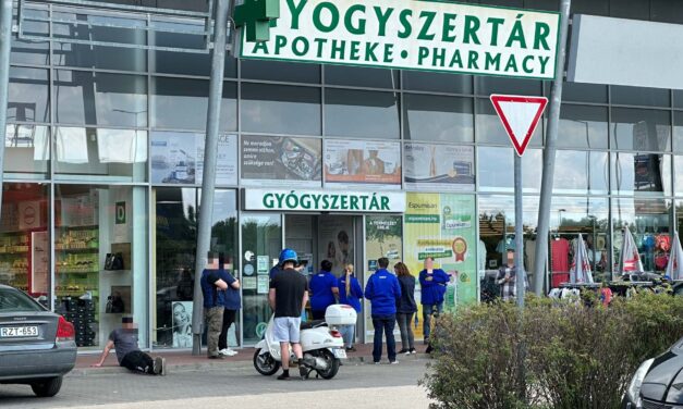 Most érkezett! Rendőrök a budakeszi Tesconál, mindenkit arra szólítottak fel, hogy hagyják el az áruházat