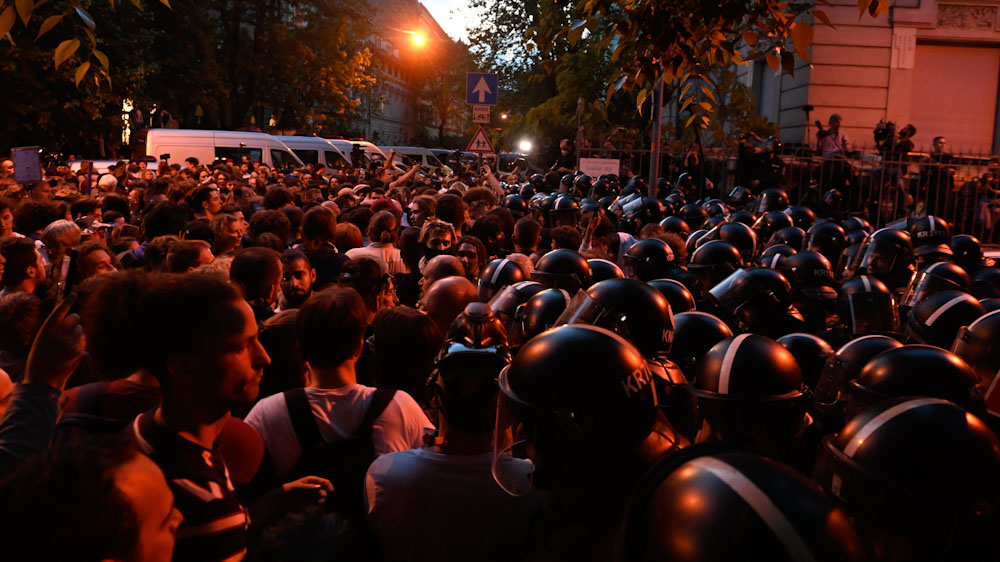 Erőszakos tömegről és óriási türelemről beszélnek a rendőrök a péntek esti tüntetés után