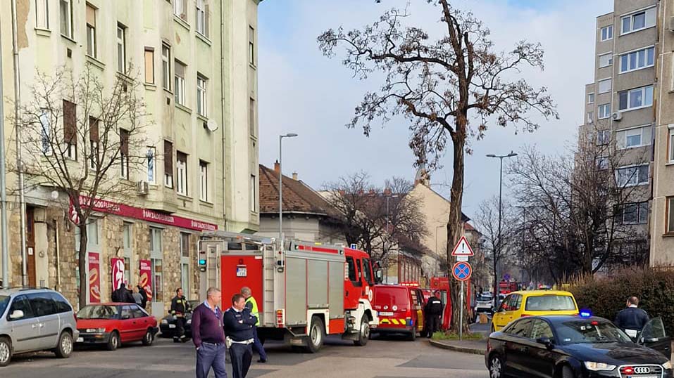 Tűz ütött ki egy négyemeletes épületben a főváros 10. kerületében – negyven ember volt veszélyben, többen kórházba kerültek