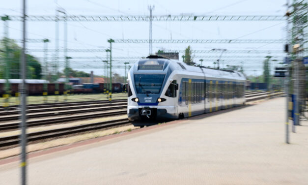 Tragikus! Elgázolt egy embert a Münchenbe tartó vonat Tatabánya közelében