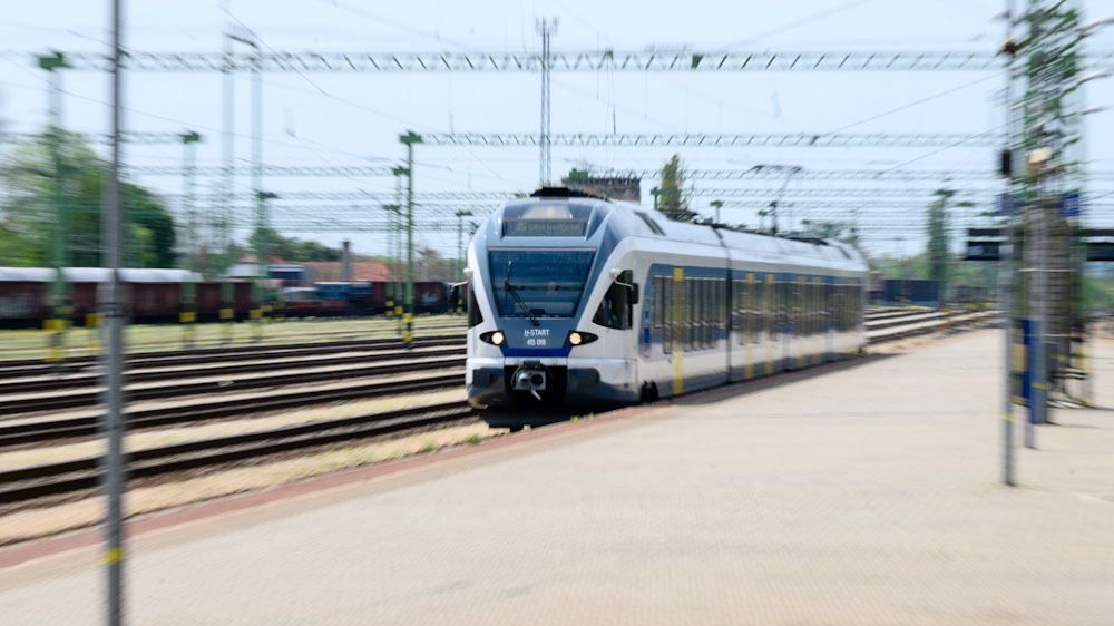 Tragikus! Elgázolt egy embert a Münchenbe tartó vonat Tatabánya közelében