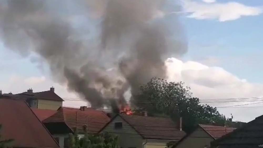 Tűz egy zalaegerszegi társasházban, 20 embert kellett kimenekíteni – a tüzet egy elektromos töltő okozta