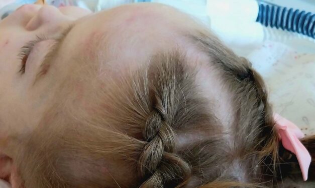 „Akármi is lesz most Bíborkával, mi megyünk tovább” – lélegeztetőgépre került a 3 éves kislány, szülei keresik a betegsége gyógymódját