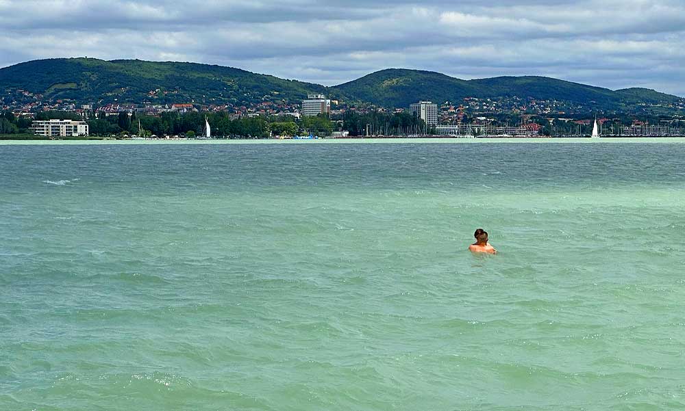 „A barátnője hangosan felsírt, hogy az ő életét megmentő barátja meghalt”- megszólalt az orvos, aki feleségével együtt küzdött a balatonlellei strandon a 26 éves férfi életéért