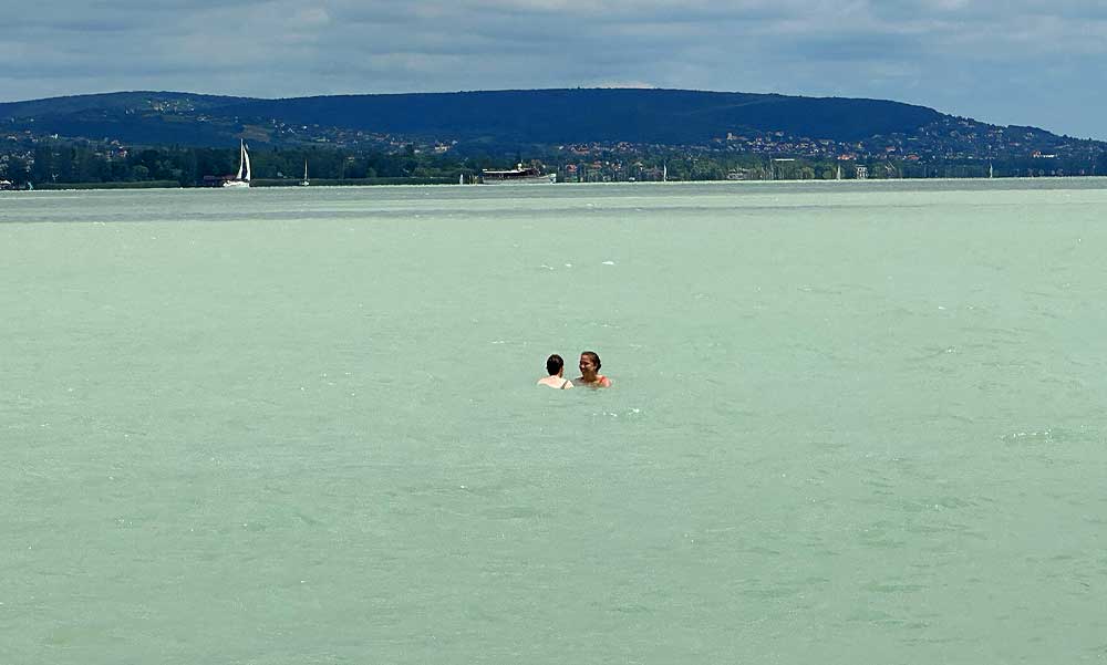 MOST ÉRKEZETT! Eltűnt egy 14 éves budapesti lány a balatonudvari strandról, a tóban találták meg a rendőrök – VIDEÓVAL!
