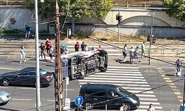 Nagy baleset Budapesten: piroson átszáguldó furgont borított fel egy taxi – fotók a helyszínről