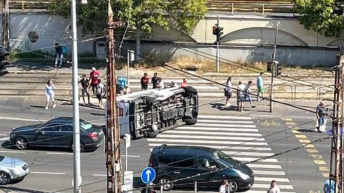 Nagy baleset Budapesten: piroson átszáguldó furgont borított fel egy taxi – fotók a helyszínről