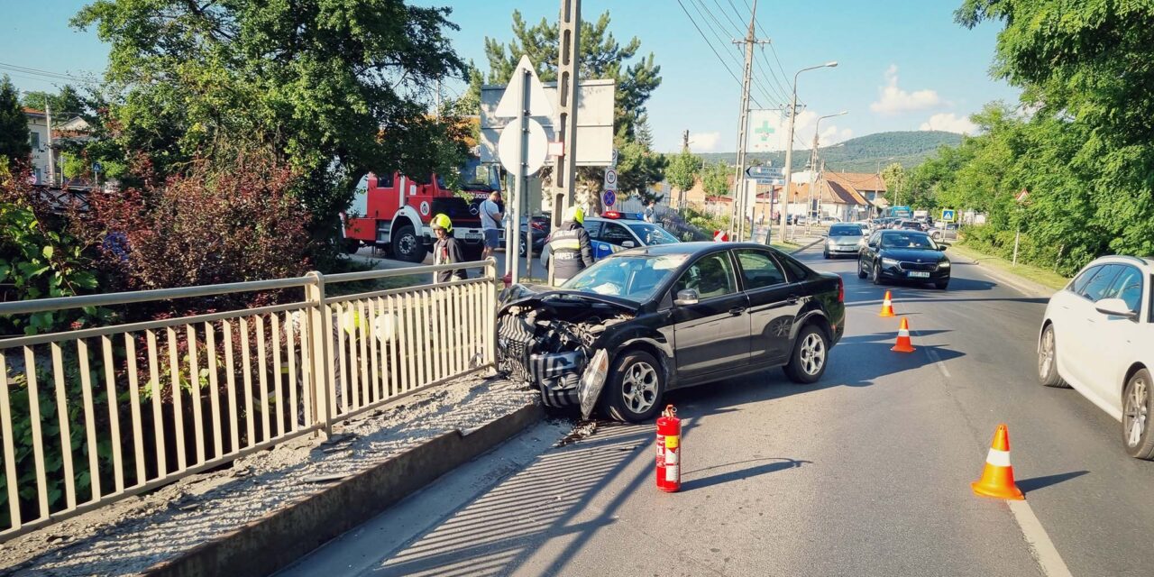 Baleset Budakeszin: a híd korlátjának ütközött egy autó, a mentőknek is volt dolguk a helyszínen