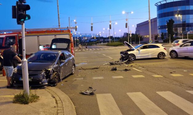 Kiütötték a szabályosan haladó Mercedest a jelzőlámpás csomópontban, egy féléves kislányt is kórházba szállítottak a főváros 9. kerületéből
