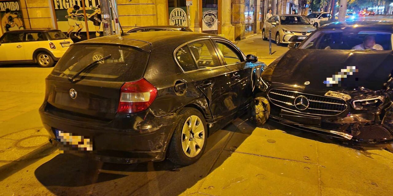 Karambolozott a grúz nagykövet szolgálati autója – alaposan megpördítette a Mercedes a BMW-t