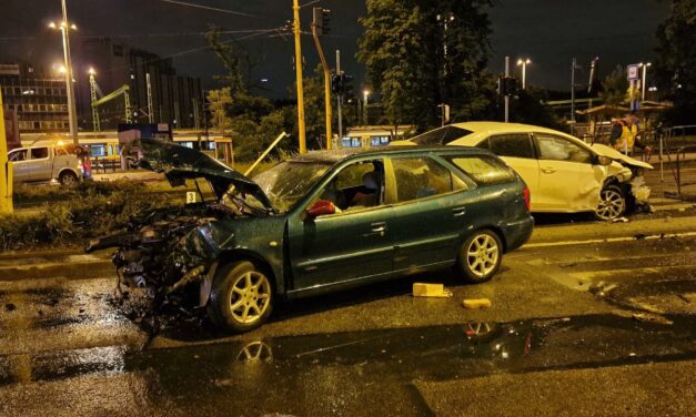 Óriási csattanás a budapesti Alkotás utcában – súlyos sérülésekkel került kórházba mindkét sofőr
