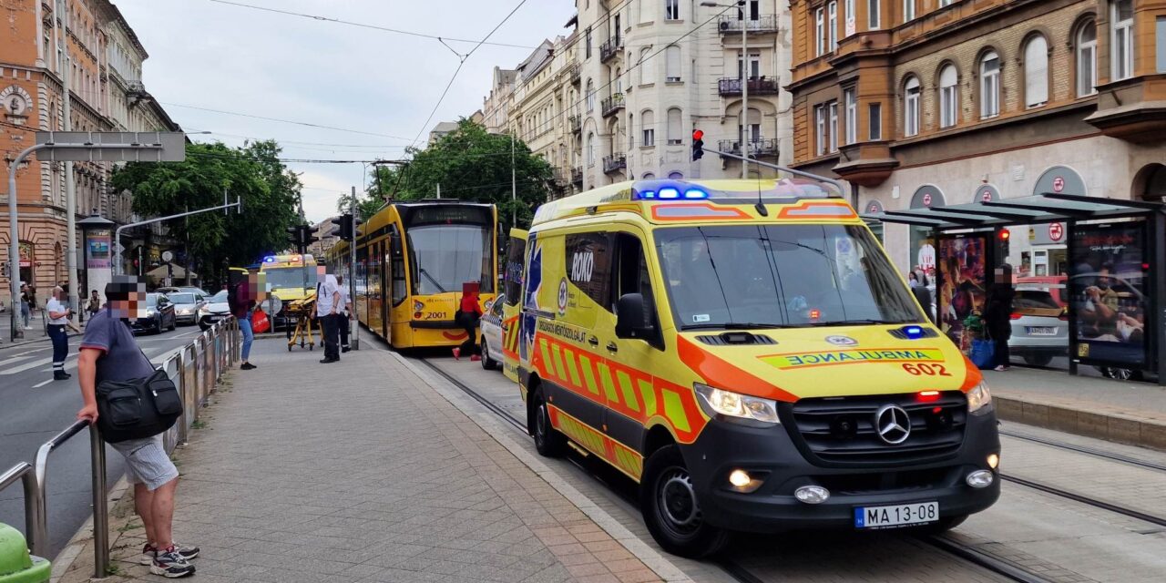 Elütött egy embert a 4-es villamos! Rohamkocsival vitték a Honvédkórházba az idős férfit a budapesti Ferenc körútról