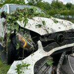 Lehajtott az autópályáról a fehér Mercedes, a fák közül kellett kiszabadítani – csúnya balesetsorozat az M3-ason