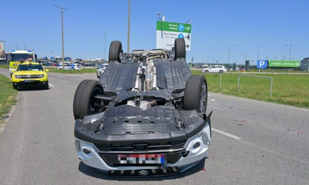 Nagy balesetet okozott az előzékenység, a feje tetejére borult a vétlen autó a reptéri bevezető úton