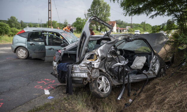 Hármas karambol Tatabánya és Környe között: a kocsikból alig maradt valami, egy ember túl sem élte a tragédiát – fotók