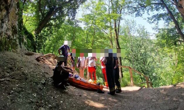 „Mi is megcsúsztunk, de kisebb zúzódással megúsztuk” – bravúros mentés az Istállóskői-barlangnál, hordágyon hozták le a bajba jutott kirándulót