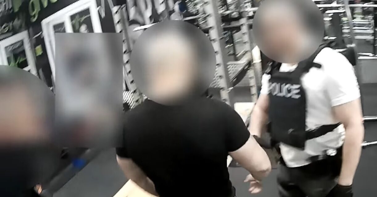 „Mi van te kutya, egy rendőrkutya vagy, nem?” – szabadnapos zsarut fenyegetett és szidalmazott két férfi Pécsen – videón a sokkoló eset