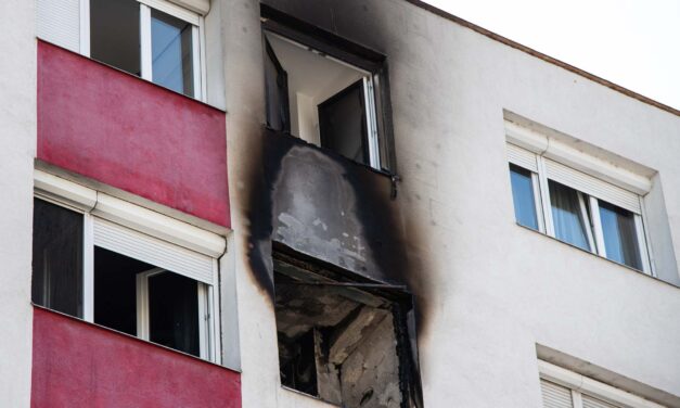 Drámai lakástűz a a budapesti Fehérvári úton – a második emeleti szomszéd mentette ki a nőt és a macskáját a lángok közül