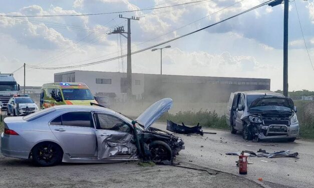 Csúnya baleset történt Vecsésen: amint a leesett mobiltelefonja után hajolt a furgon sofőrje, máris megtörtént a baj