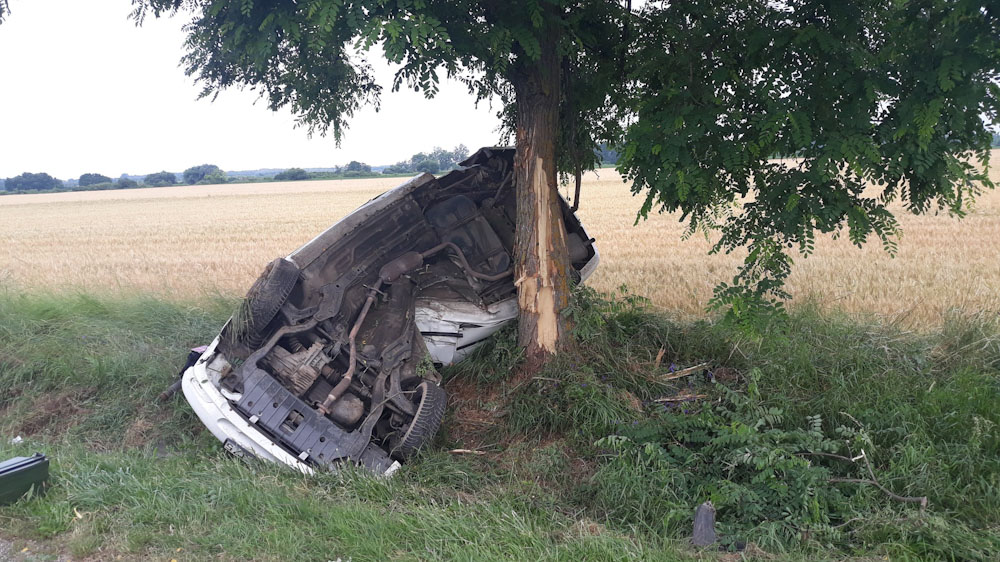Oldalára borulva állt egy autó Veszprém vármegyében történt baleset után, egy ember megsérült