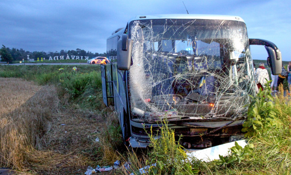 Ijesztő fotók a hajnali, Kisvárdánál történt buszbalesetről, 25-en megsérültek