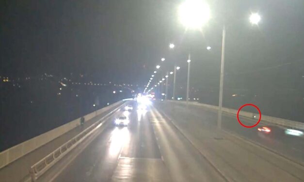Így gázolta el a 26 éves kerékpárost az őrült Mercis az Árpád hídon – videón a tragikus baleset