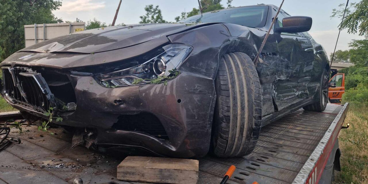 Drága ütközés Biatorbágynál: elkapta a Lexus a Maserati elejét, a fák között állt meg az egyik luxusjárgány