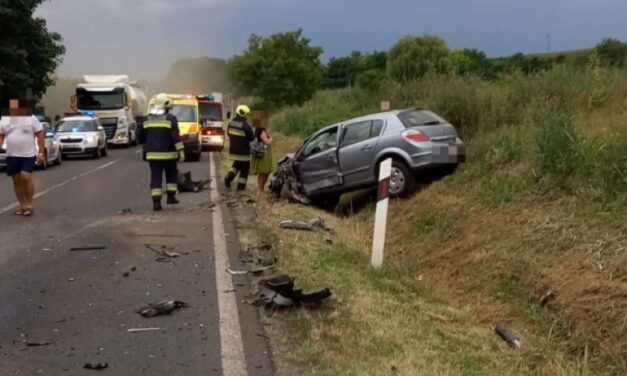 Frontális ütközés a 6-os főúton – helyszínen a mentőhelikopter, öten kerültek kórházba