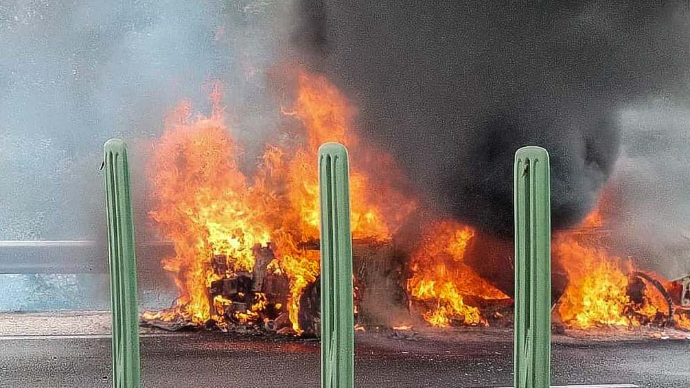 Lángoló BMW a 8-as főúton – szalagkorlátnak ütközött, majd porig égett a gyorshajtó sofőr járműve